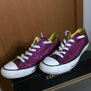CONVERSE low top purple glitter size 6.5 women’s